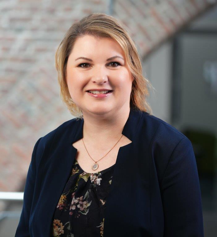 Frau Claudia Luetzeler